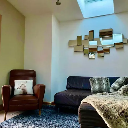 מלון דירות The Castle, 10 Bedroom Chalet, Centre *