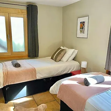 The Castle, 10 Bedroom Chalet, Centre شقة فندقية
