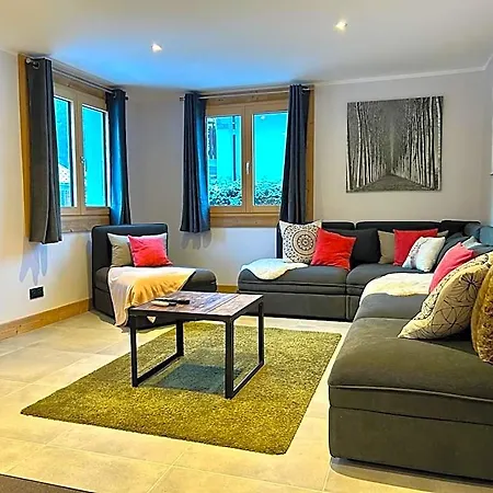 The Castle, 10 Bedroom Chalet, Centre Hotel apartamentowy *