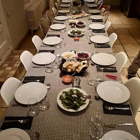 מלון דירות The Castle, 10 Bedroom Chalet, Centre *