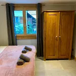 The Castle, 10 Bedroom Chalet, Centre 아파트호텔 *