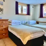 The Castle, 10 Bedroom Chalet, Centre 아파트호텔