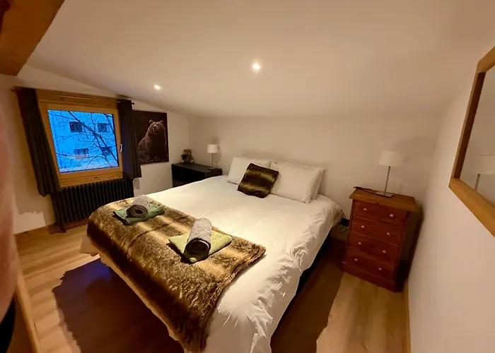 מלון דירות The Castle, 10 Bedroom Chalet, Centre *